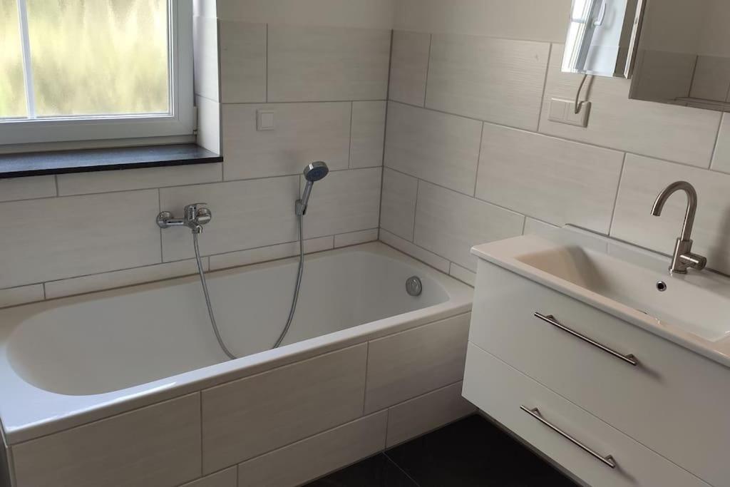 Neue 90 Qm 2-Zimmerwohnung Naehe Koeln Odenthal Bagian luar foto